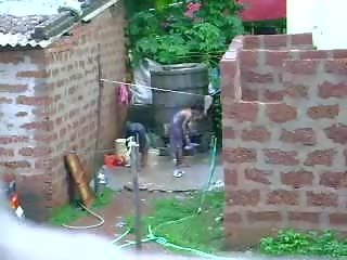 Glejte to dva krasen sri lankan adolescent pridobivanje kopel v zunaj