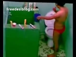 Indický tamil pokojská v sprchový skrytý vačka