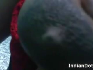 Okouzlující indický kuřátko milks ji prsa