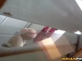 Indisk aunty varelse watched av en fönstertittare