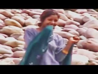 Ấn độ phụ nữ tắm tại sông khỏa thân ẩn cẩm vide