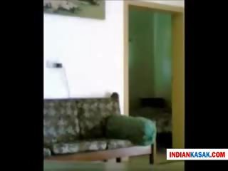 India desi policía hombre disfrutando con su gf en casa por pornraja