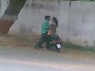 Ινδικό ζευγάρια βρόμικο συνδετήρας σε δημόσιο