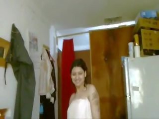 Indiýaly desirable damsel tans etmek to clip song in towel