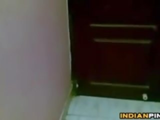 Индийски леля подигравателен тя тяло за на камера