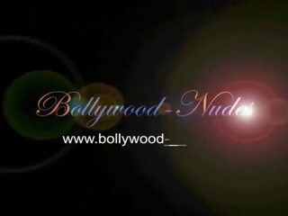 Bollywood upacara dari nafsu dan menari sementara dia adalah sendirian