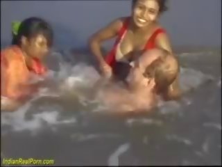 Echt indisch plezier bij de strand, gratis echt xxx seks video- video- f1