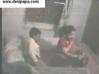 Індійська пара таємно знятий в їх спальня проковтування і має секс кліп кожен другий