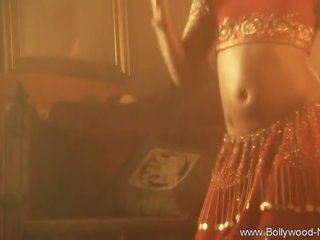 Танцуване индийски милф бонбонче секс видео видеоклипове