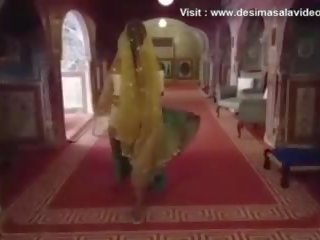 Indiai dezső nagy csöcsök színésznő vetkőzés csúfolás meztelen előadás.