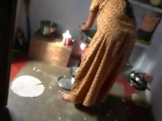 Индийски прислужница прелъстена от собственик когато съпруга не вкъщи